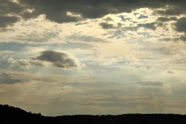 Wolkenspiel und Sonnenstrahlen